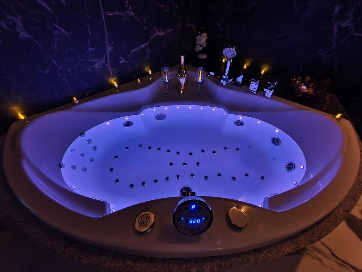 Deluxe Suite Spa Bath