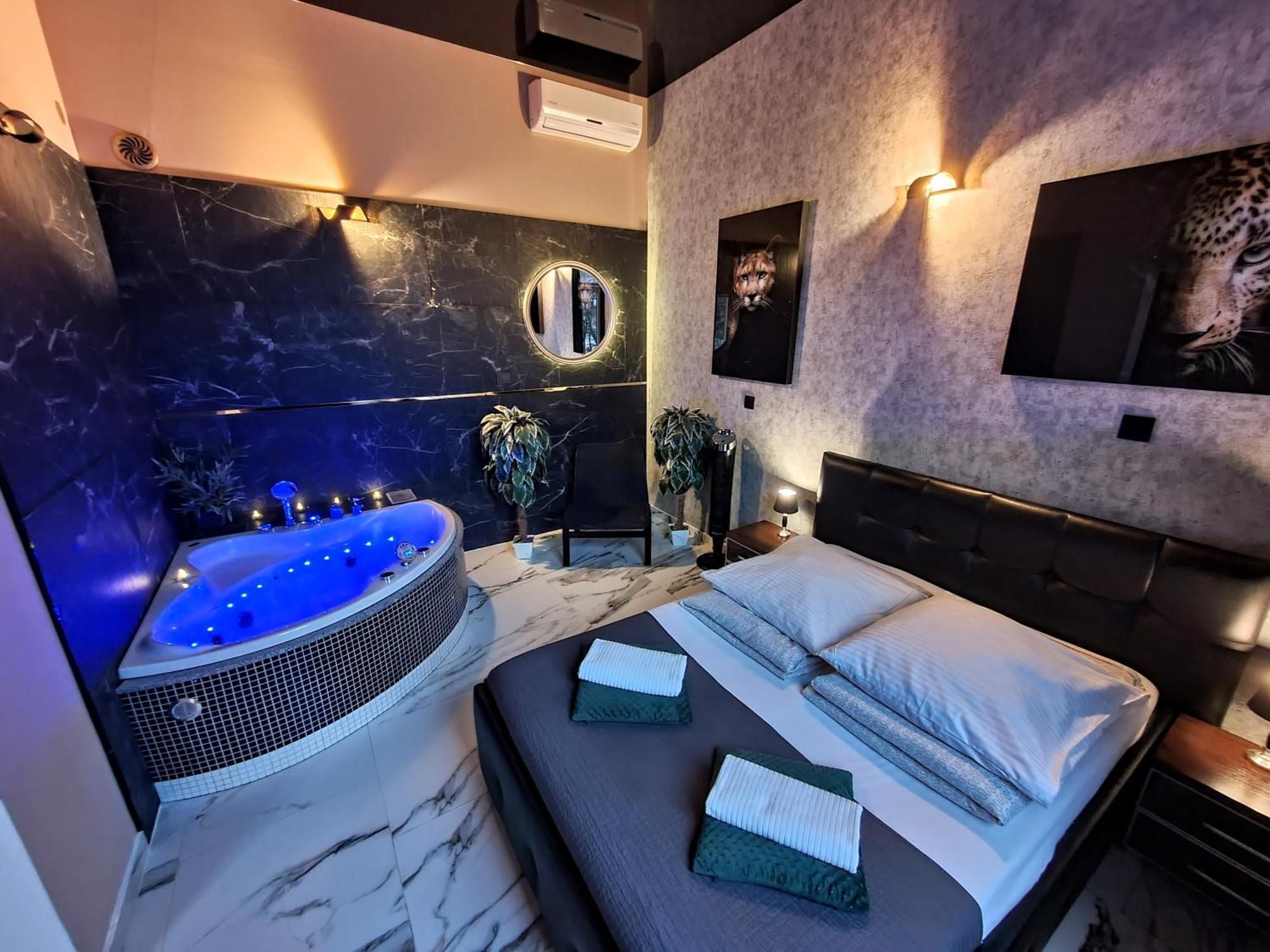 Deluxe Suite Spa Bath