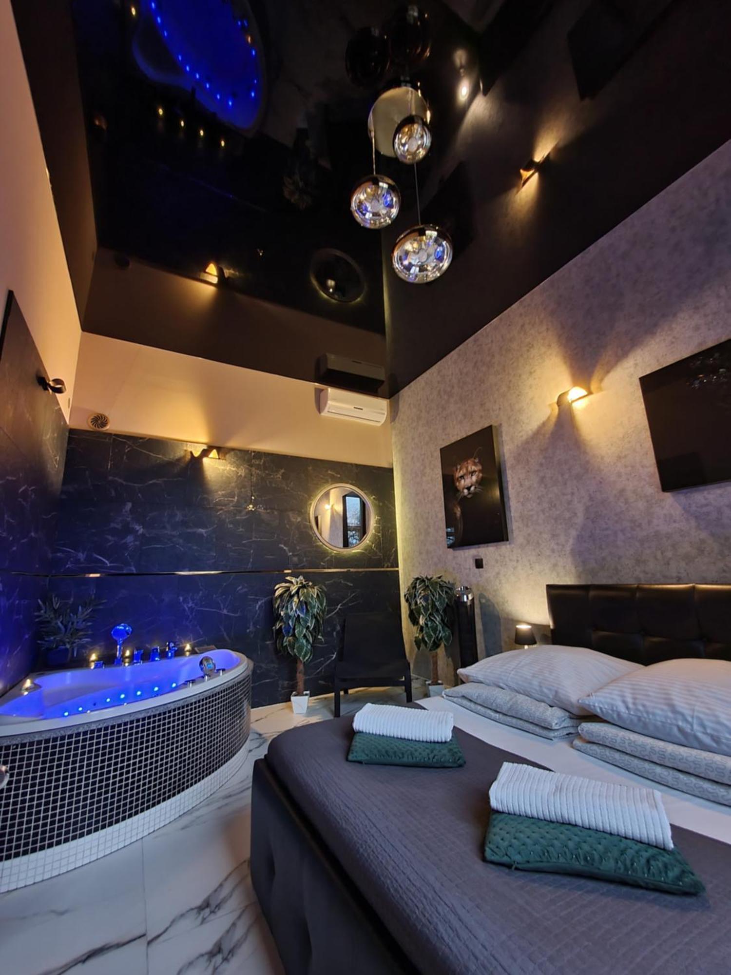 Deluxe Suite Spa Bath